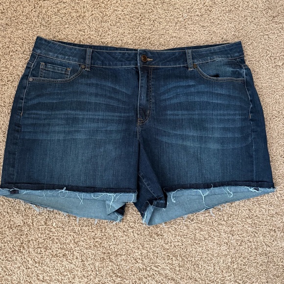 Lane Bryant Girlfriend Shorts Size 22 Dark Wash Frayed Hem - Picture 2 of 5